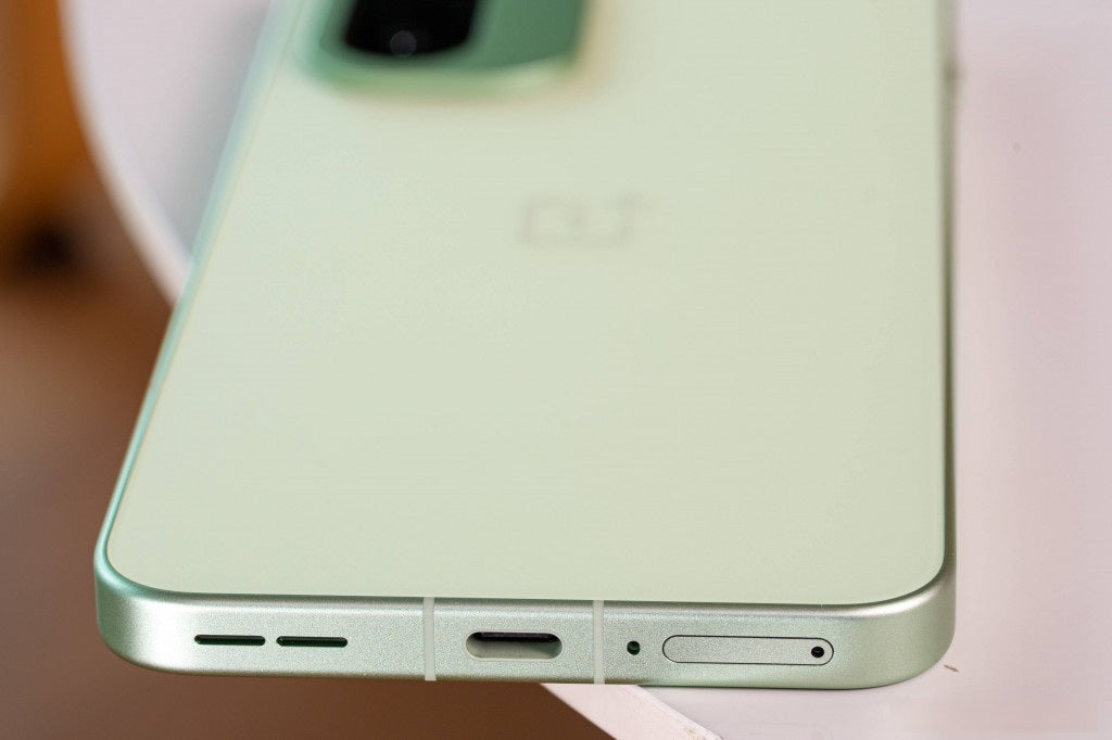 One Plus Oneplus 15R 5G Dual SIM 256GB (12GB RAM) CPH2769